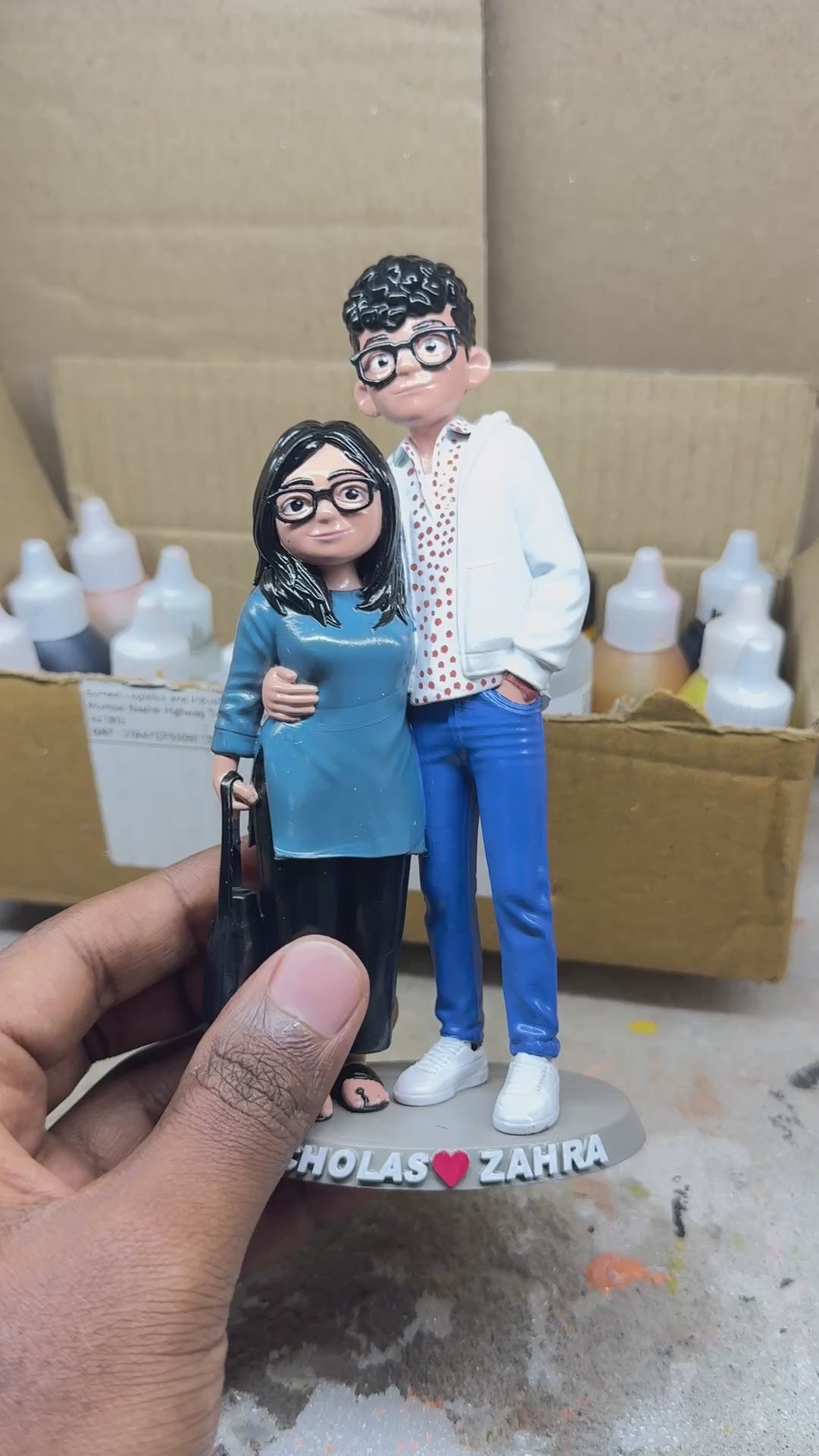 Video of custom couple 3D figurine